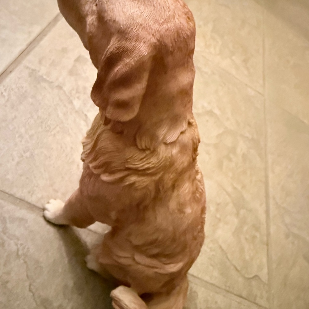 Realistic Golden Retriever Figurine - Picture 3 of 4